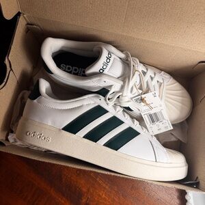 Adidas Street talk White/Green Stripes Sneakers:Mens 8 Woman’s 9 1/2 BRAND NEW